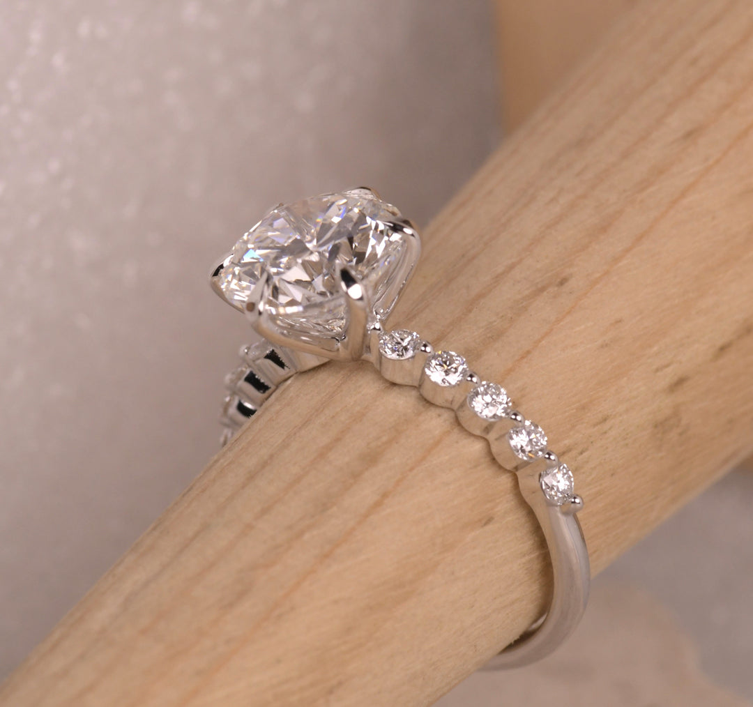 Round Cut Side Diamond Accent Engagement Ring