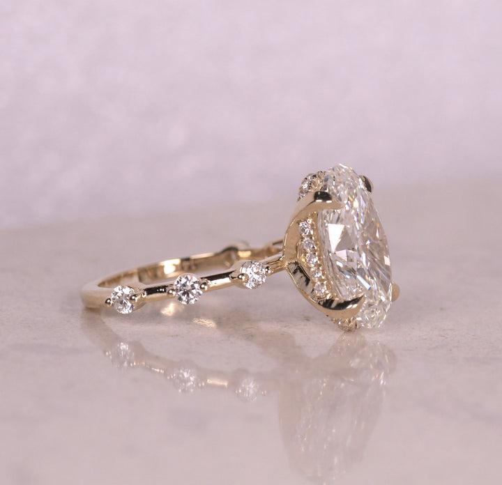 Elegant Oval Cut Diamond Engagement Ring