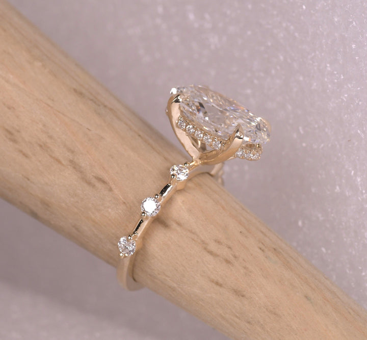 Elegant Oval Cut Diamond Engagement Ring