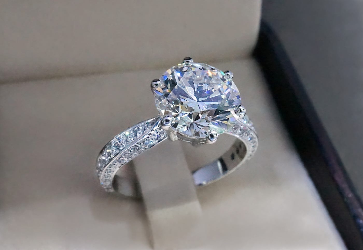 Premium Photo | White gold engagement ring with big diamond